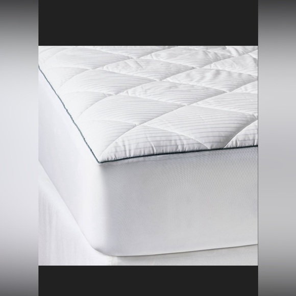 Casaluna cool plush Mattress padWhite
quilted design/Waterproof/Moisture-wicking - Picture 2 of 7